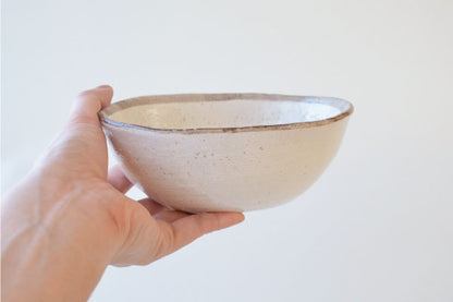 白唐津 楕円深鉢 鉢 陶器 ボウル スープ 汁物 お椀 おしゃれ 食器 うつわ 和食器 国産 日本製 美濃焼 洋風 ナチュラル 盛り鉢 茶碗 綺麗 ギフト 食洗機使用可 電子レンジ使用可 かわいい シンプル 白い お皿 カフェ風 ランチ