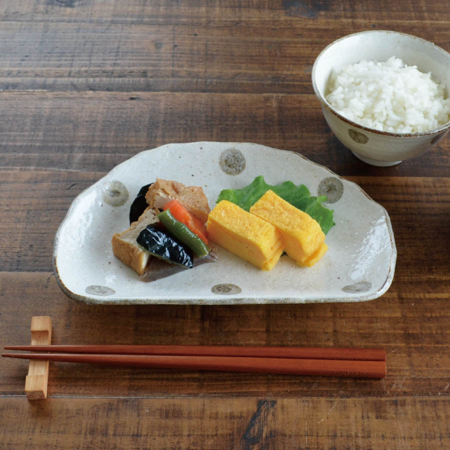 水玉白唐津 半月銘々皿【食器 皿 おしゃれ 水玉 白唐津 美濃焼 和食器 半円 便利皿 日本製 シンプル 使いやすい 白唐津シリーズ 食洗機可 電子レンジ可 KAKUNI カクニ】