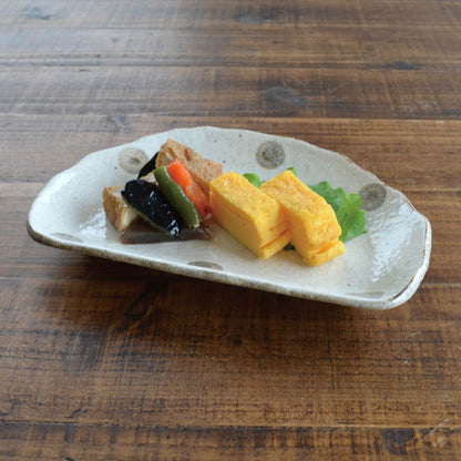 水玉白唐津 半月銘々皿【食器 皿 おしゃれ 水玉 白唐津 美濃焼 和食器 半円 便利皿 日本製 シンプル 使いやすい 白唐津シリーズ 食洗機可 電子レンジ可 KAKUNI カクニ】