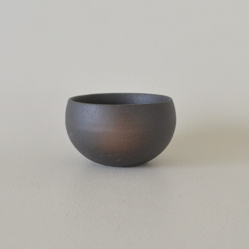 黒備前 ゆらり 盃 かっこいい シンプル おしゃれ 冷酒 冷酒杯 酒器 黒備前 家呑み 家飲み ギフト プレゼント 贈り物 記念品 食洗機使用可 電子レンジ使用可 国産 和風 日本製 美濃焼 カクニ