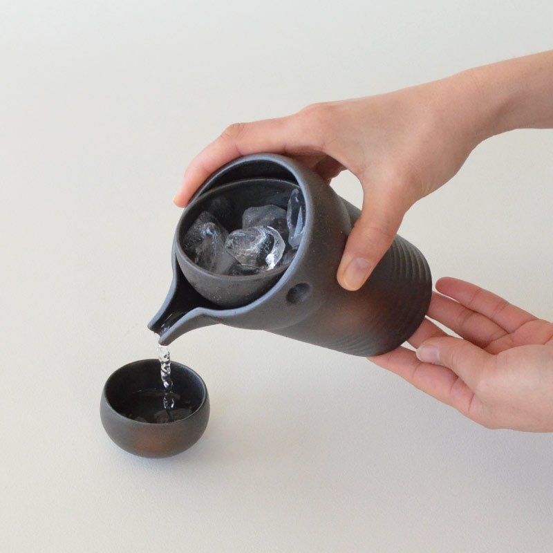 黒備前 ゆらり2合 冷酒器 冷酒 徳利 酒器 家呑み 家飲み ギフト プレゼント 贈り物 記念品 美濃焼 国産 日本製 食器 食洗機使用可 電子レンジ使用可 KAKUNI カクニ