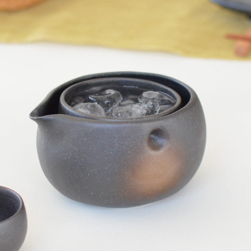 黒備前 ころん 1.5合 冷酒器 かっこいい シンプル おしゃれ 冷酒 冷酒杯 酒器 黒備前 家呑み 家飲み ギフト プレゼント 贈り物 記念品 食洗機使用可 電子レンジ使用可 国産 和風 日本製 美濃焼 カクニ