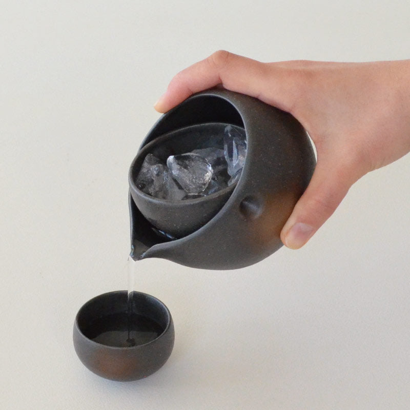 黒備前 ころん 1.5合 冷酒器 かっこいい シンプル おしゃれ 冷酒 冷酒杯 酒器 黒備前 家呑み 家飲み ギフト プレゼント 贈り物 記念品 食洗機使用可 電子レンジ使用可 国産 和風 日本製 美濃焼 カクニ